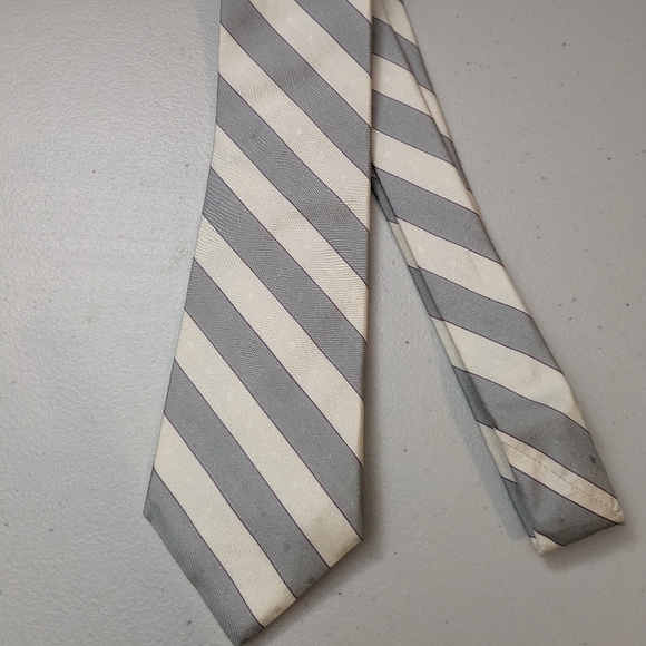 Diagonal stripe Pierre Cardin designer silk tie. - Picture 1 of 5